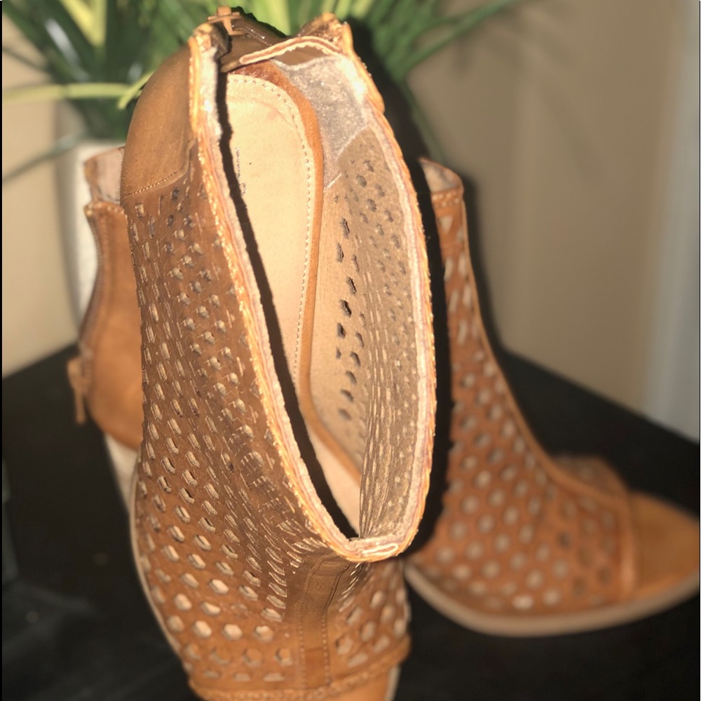Beautiful Fashion Forward  Open Toe Shoes 👠